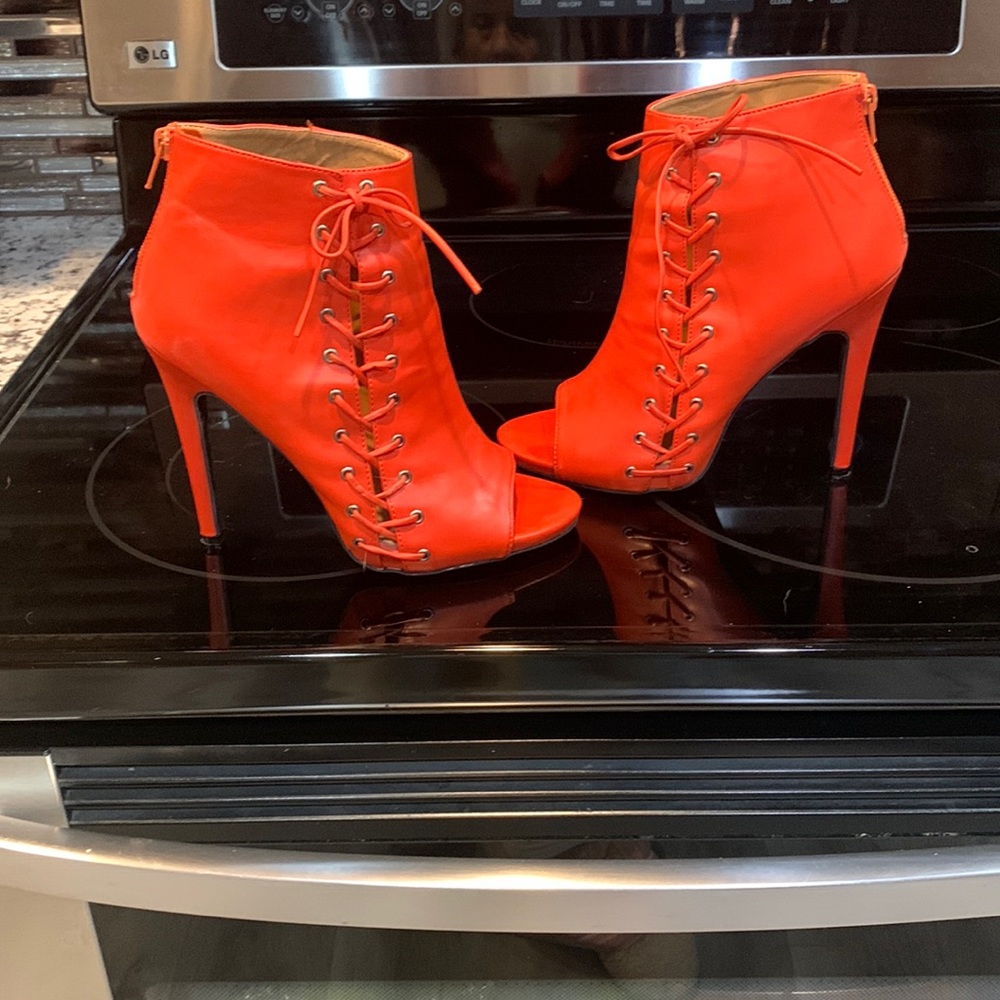 STUNNING ALMOST NEW ORANGE HEELS